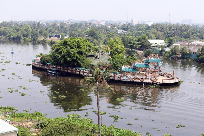 Nằm giữa sông Vàm Thuật, một nhánh của sông Sài Gòn, miếu Phù Châu hay còn gọi là Miếu Nổi (thuộc phường 5, quận Gò Vấp, TP.HCM) tồn tại như một ốc đảo giữa sông. 