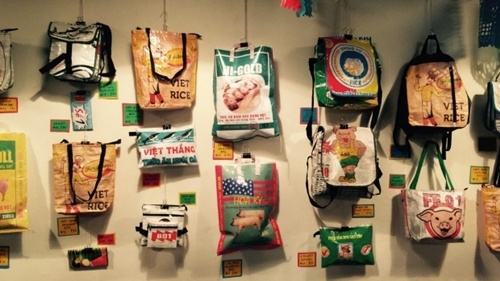 Sốc khi thấy bao cám heo Việt thành mốt "đắt" thế giới - 9