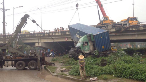 HN: Tránh va chạm giao thông, container treo lơ lửng trên cầu Thanh Trì - 4