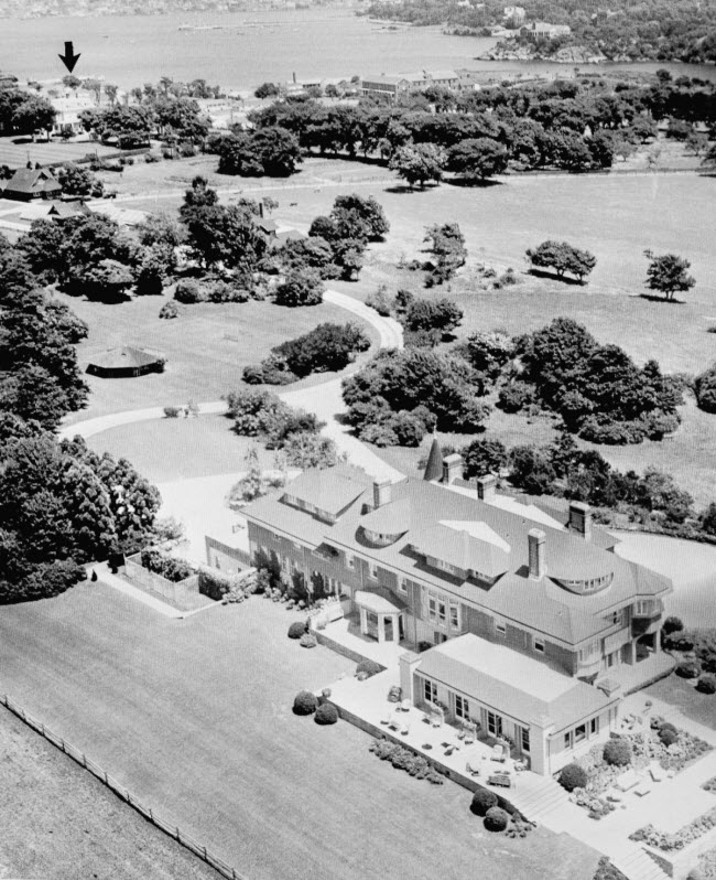 Ngôi nhà tuổi thơ của Jacqueline Kennedy là nơi nghỉ dưỡng ưa thích của Tổng thống John F. Kennedy. Ngôi nhà này bao gồm 28 phòng và từng là trang trại Hammersmith Farm ở Newport, đảo Rhode. Tổng thống Eisenhower cũng từng nghỉ tại ngôi nhà gần đó (dưới dấu mũi tên trong bức ảnh này).