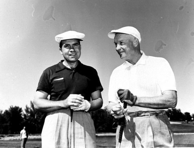 Sở thích của Tổng thống Dwight Eisenhower là chơi golf và nghỉ ngơi tại bang Colorado. Đây là hình ảnh ông Eisenhower và Phó tổng thống Nixon thư giãn trên sân golf  Cherry Hills Country Club ở Denver vào năm 1953.