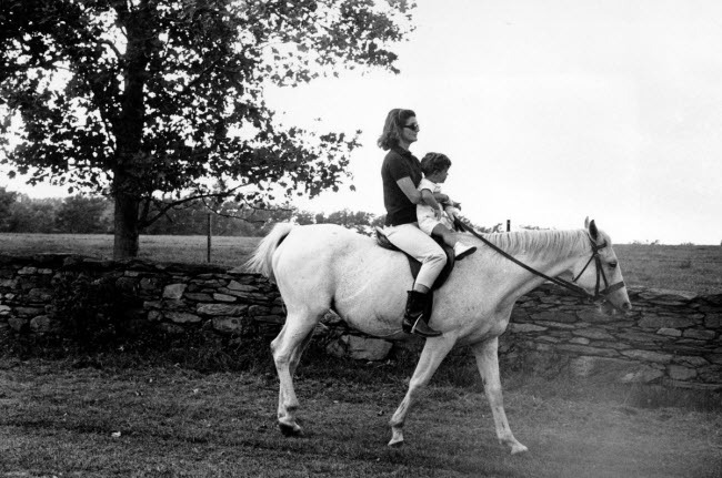 Đệ nhất phu nhân Jacqueline Kennedy cưỡi ngựa cùng con trai tại Hammersmith Farm vào năm 1962.