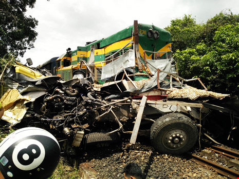 Đường sắt Bắc-Nam tê liệt do xe tải dính chặt tàu lửa - 2