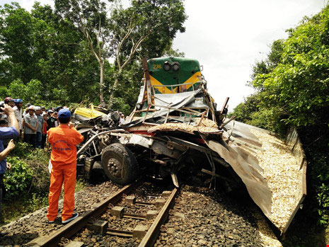 Đường sắt Bắc-Nam tê liệt do xe tải dính chặt tàu lửa - 3