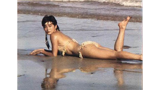Trên bãi biển, Lâm Thanh Hà thả dáng nằm thư thái trong bộ bikini bé xíu.