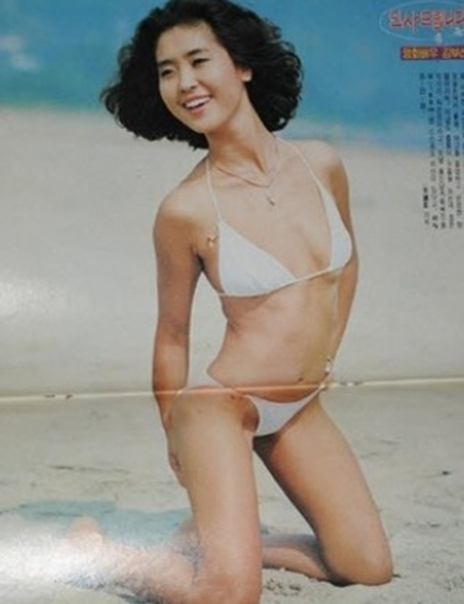 Nữ diễn viên Hàn Quốc có phong cách hiện đại khi diện bộ bikini nhỏ xíu.