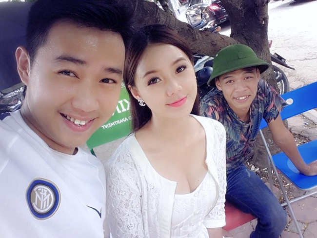 Hot girl sinh năm 1995 ăn mặc sexy chụp ảnh kỉ niệm cùng hai đồng nghiệp Quang Minh (Minh Tít) và Trung Ruồi.
