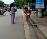 Bé gái trần truồng giữa trời rét: Người mẹ nói gì? - 4