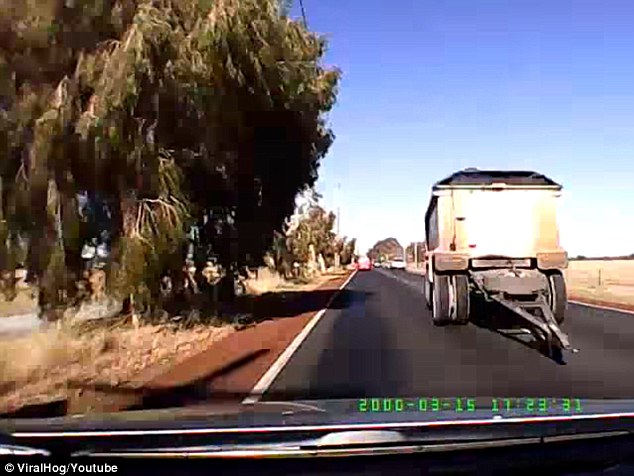 Cú né đuôi xe tải không tưởng của nữ tài xế Úc - 1