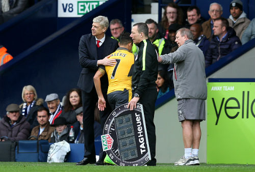 Arsenal khủng hoảng: Xa dần top 4, trò cãi tay bo thầy - 3