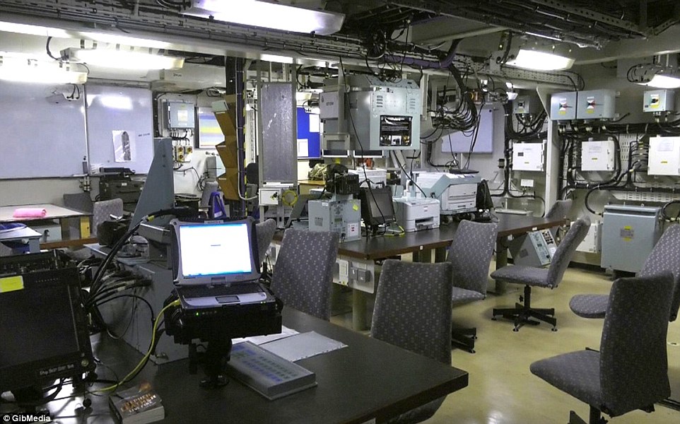 Bên trong chiến hạm lớn nhất nước Anh - 3