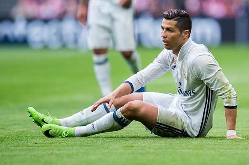 Real: Ronaldo chửi thề, Zidane lập tức “nắn gân” - 1