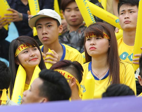 CĐV Thanh Hóa "phủ vàng" Hàng Đẫy, áp đảo CLB Hà Nội - 4