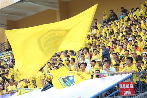 CĐV Thanh Hóa "phủ vàng" Hàng Đẫy, áp đảo CLB Hà Nội - 5