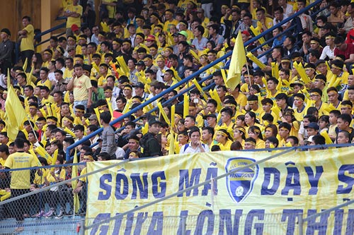 CĐV Thanh Hóa "phủ vàng" Hàng Đẫy, áp đảo CLB Hà Nội - 6