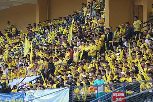 CĐV Thanh Hóa "phủ vàng" Hàng Đẫy, áp đảo CLB Hà Nội - 7