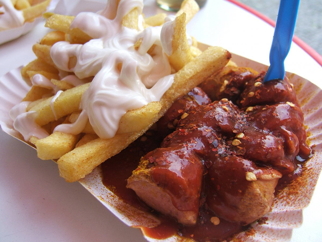 Món ăn mang tính biểu tượng cho ẩm thực đường phố tại Berlin, currywurst là một loại xúc xích làm từ thịt lợn được cắt thành lát và rưới sốt cà ri ketchup. Bạn nên ăn thử tại Konnopke Imbiss nằm trên khu phố Prenzlauer Berg.
