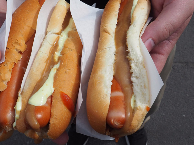 Hãy mua một chiếc hotdog tại Bæjarins Beztu Pylsur ở Reykjavík, Iceland, thịt có nguồn gốc từ những con cừu trên đảo Iceland được ăn kèm với sốt mayonnaise béo ngậy.