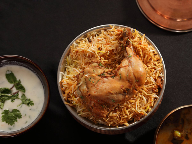 Tới thiên đường ẩm thực Hyderabad tại Ấn Độ để thưởng thức biryani, món ăn có cơm, rau, thịt ướp và rất nhiều loại gia vị khác.