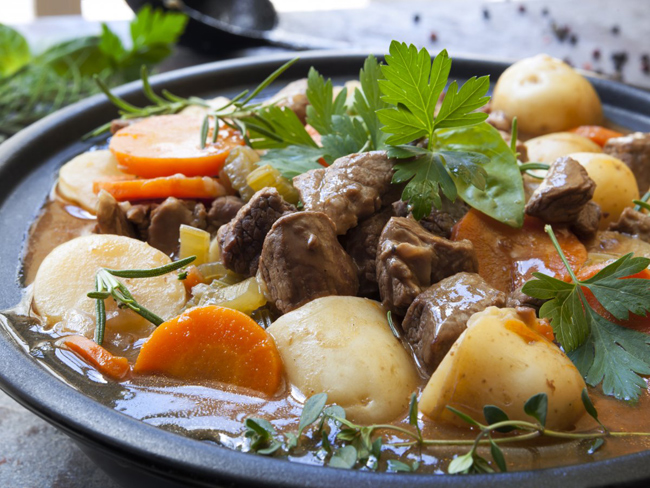 Ấm lòng với chén súp hầm Ireland, một sự kết hợp tuyệt vời của thịt cừu, khoai tây, bia đen, cà rốt và thảo mộc.