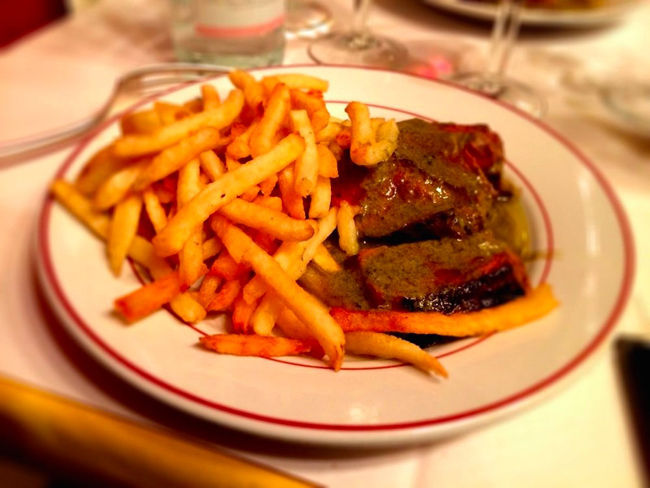 Đến Le Relais de L’Entrecôte tại Paris, Pháp để thưởng thức thịt bò nướng mềm ngọt ngập trong sốt và khoai tây chiên giòn rụm.
