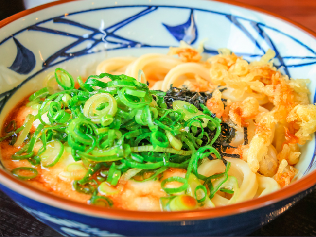 Nếu tới Sanuki, Nhật Bản, hãy ăn thử một tô mỳ udon với những sợi mỳ dai ngon, nước dùng ngọt dịu cùng với hành lá, đậu hũ và hải sản.