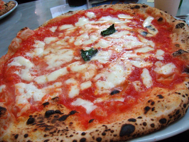 Món pizza dai ngậy ngon tuyệt của nhà hàng L'Antica Pizzeria da Michele tại Naples, Ý được phục vụ từ năm 1906.