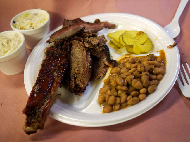 Nhà hàng Texas' Snow's BBQ nổi tiếng với món nước của đầu bếp Bobby Flay, gồm thịt ức, nạc vai, bít tết và sườn nướng.