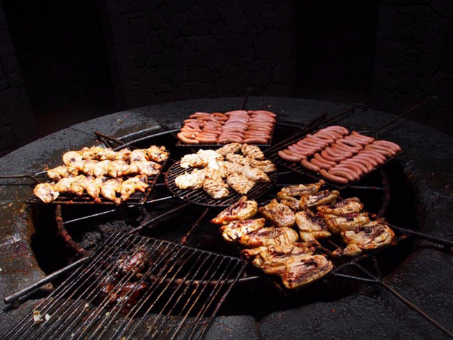 Trải nghiệm tiệc nướng BBQ độc nhất vô nhị tại nhà hàng El Diablo Restaurant ở Lanzarote, Tây Ban Nha, nơi sử dụng một ngọn núi lửa vẫn đang hoạt động làm bếp nướng.