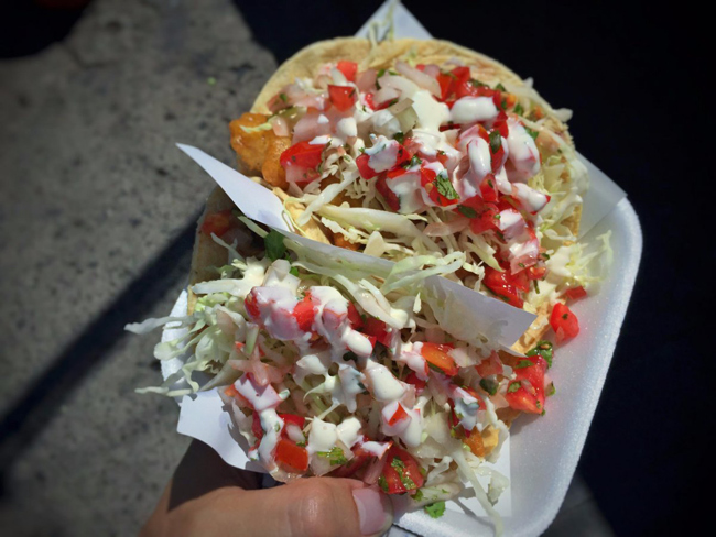 Nhớ ăn thử taco giòn rụm với cá tươi khi ghé qua Ensenada, Mexico.