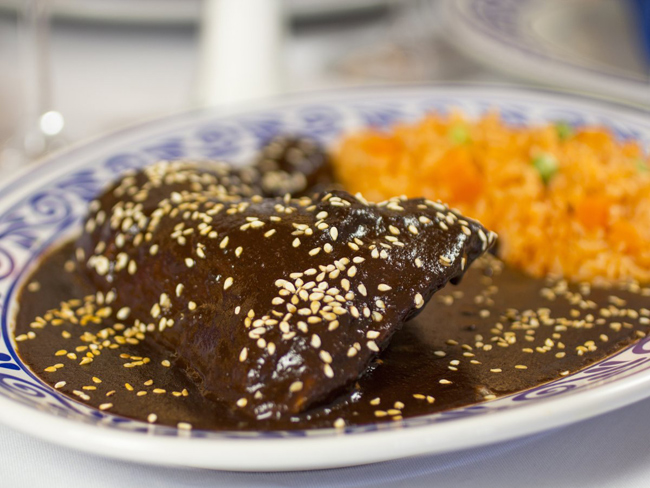 Tại Puebla, Mexico, bạn không thể bỏ qua poblano, gà chiên được phủ một lớp sốt làm từ ớt và chocolate.