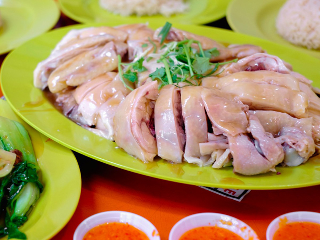 Món cơm gà Tian Tian tại Maxwell Food Court rất đặc sắc, với cơm được nấu bằng nước luộc gà cùng những miếng thịt mềm ngọt, món ăn phải thử khi tới Singapore.