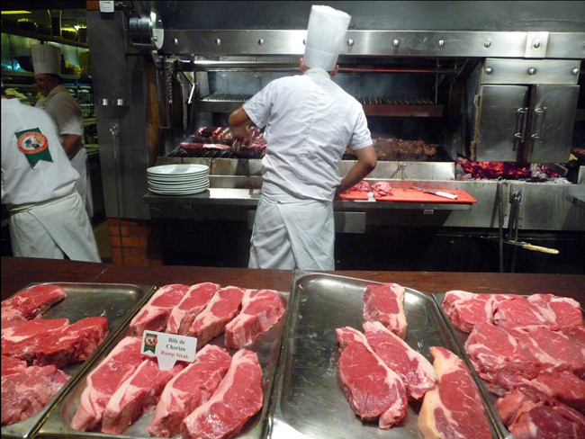 Chọn một miếng thịt, và xem tận mắt các đầu bếp biến nó thành bít tết tại Cabaña Las Lilas, khu chợ nổi tiếng của Buenos Aires, Argentina.
