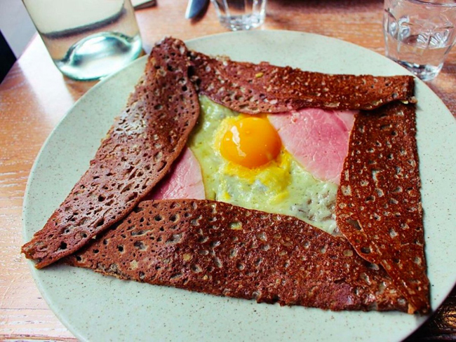 Hãy thưởng thức bánh crepe tại Breizh Café ở Cancale, Paris, với nhiều loại nhân mặn hay ngọt khác nhau, từ trứng cho tới phô mai hay thịt xông khói.