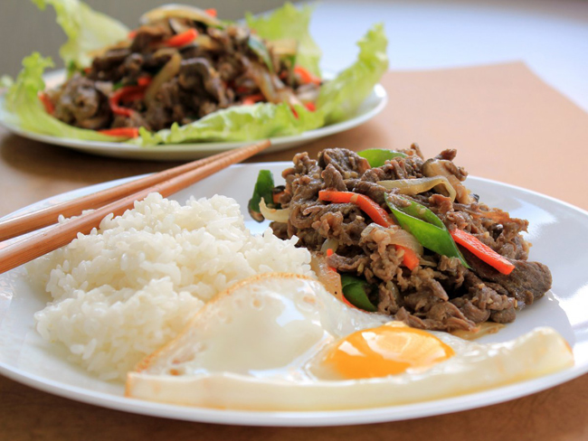 Tại Hàn Quốc, bạn nhất định phải thử thịt bò bulgogi, thịt được thái thành lát mỏng, ướp với nước tương, dầu mè, tỏi, hành tây, gừng, đường và rượu.