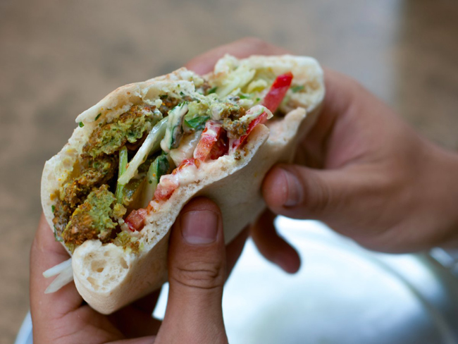 Falafel là món ăn nổi tiếng tại Amman, Jordan, với lớp vỏ sandwich giòn kẹp với chả viên và rau. Cửa tiệm nổi tiếng với món ăn này là Al Quds và Abu Staif.