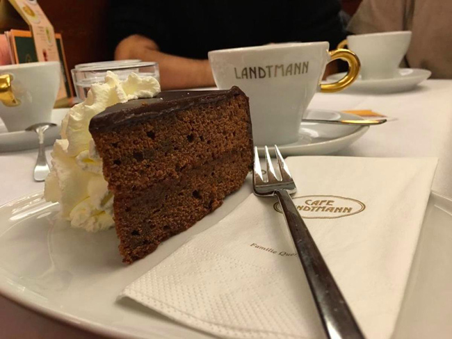 Khi tới một thành phố nổi tiếng bởi các cửa hàng bánh ngọt sang trọng như Vienna, Áo, bạn không thể bỏ qua món bánh chocolate đặc sắc sachertorte.