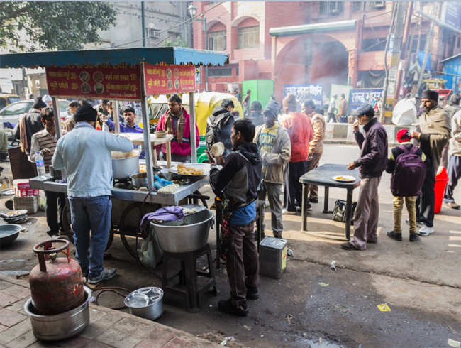 Món ăn vặt phổ biến nhất Old Delhi, Ấn Độ là Daulat ki chaat. Từng lớp sữa được thêm gia vị là nghệ tây, quả hồ trăn, sữa đặc, và đôi khi là một lá bạc được gọi là varg.