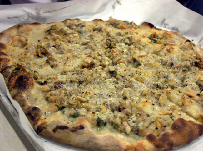 Nhà hàng Pizzeria Napoletana tại New Haven, Connecticut nổi tiếng với món pizza ngao trắng, pizza được nướng trên lò gạch, với những con ngao ướp cùng dầu ô liu, kinh giới, phô mai nướng và tỏi băm.