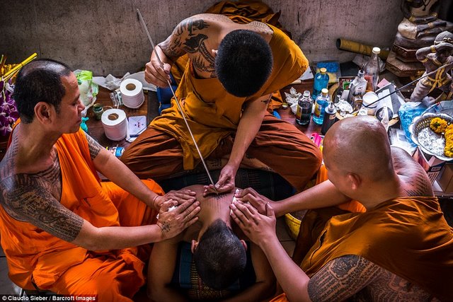 Ngàn Phật tử Thái Lan được nhà sư xăm mình - 1