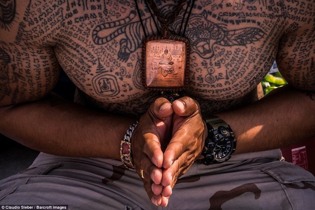 Ngàn Phật tử Thái Lan được nhà sư xăm mình - 4