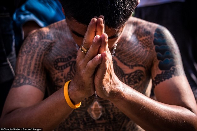 Ngàn Phật tử Thái Lan được nhà sư xăm mình - 3