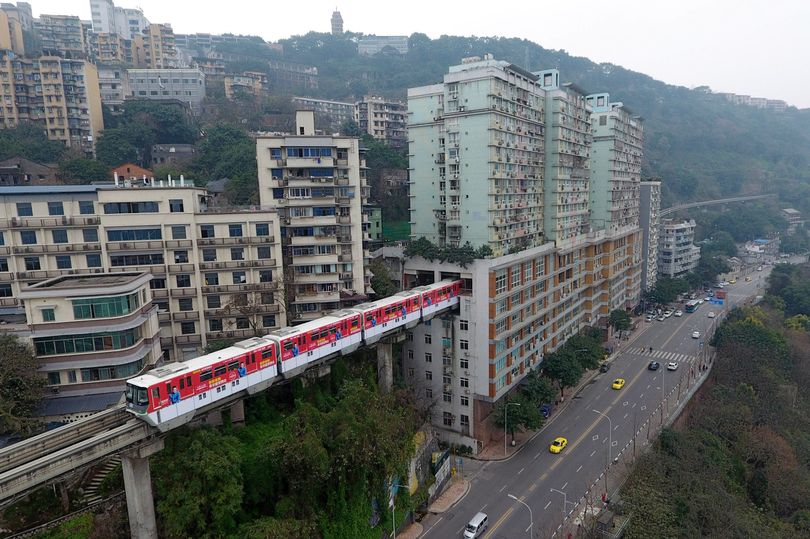 TQ: Vì sao tàu điện trên cao &#34;xuyên thủng&#34; nhà 19 tầng? - 4