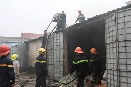 Cháy lớn tại kho hàng 2.000m2, hàng trăm triệu đồng thành tro - 5
