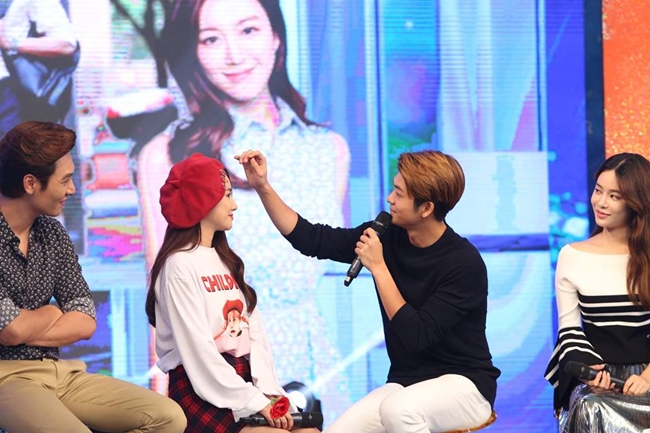 Hành động Jun Su nhẹ nhàng vuốt tóc Linh trong chương trình "Bữa trưa vui vẻ" hồi tháng 10 năm ngoái khiến nhiều fan ghen tỵ.