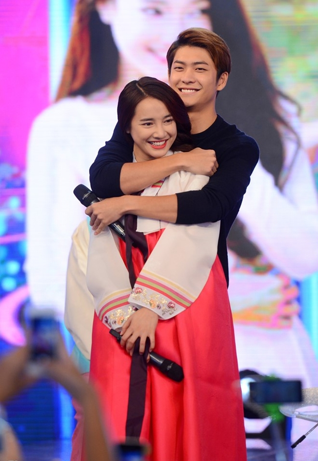 Kang Tae Oh lãng mạn ôm bạn gái từ sau lưng trên sân khấu.