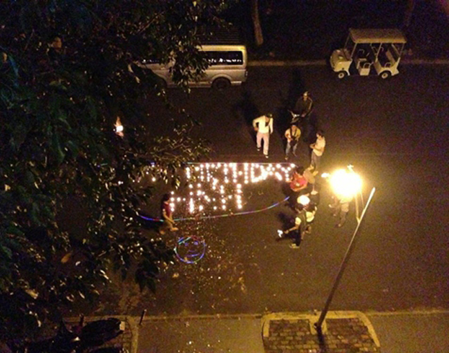 Đây là hình ảnh Cường Đôla đốt hàng trăm cây nến trước cửa nhà với dòng chữ "Happy Birthday HNH". Hành động này đã khiến Hà Hồ vô cùng hạnh phúc.
