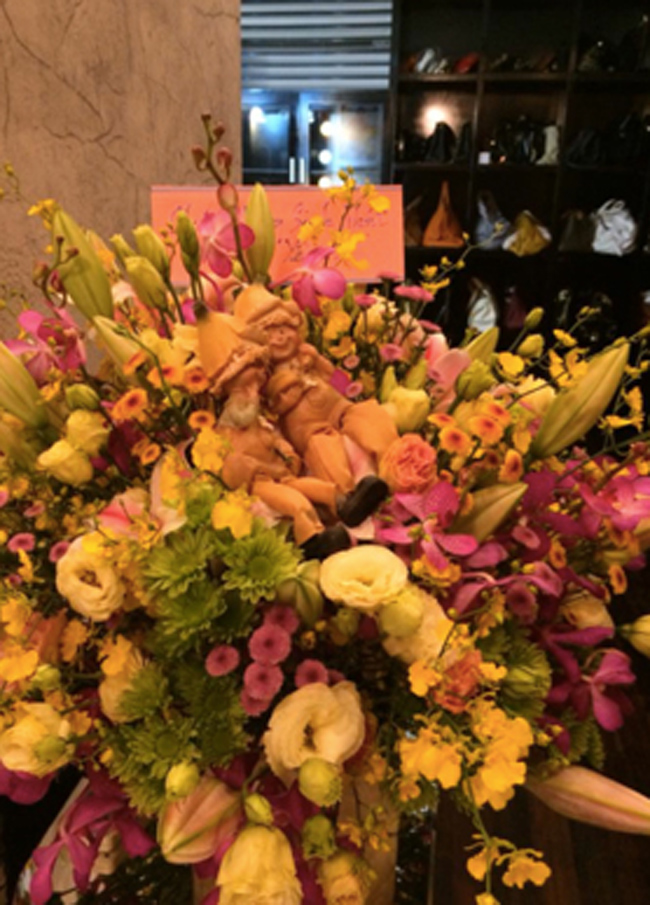 Bó hoa tươi cực cầu kì mà Cường Đôla dành tặng Hà Hồ trong một dịp đặc biệt. Anh đăng tải lên trang cá nhân Hồ Ngọc Hà với những lời lẽ ngọt ngào khiến nhiều cô gái ghen tị.
