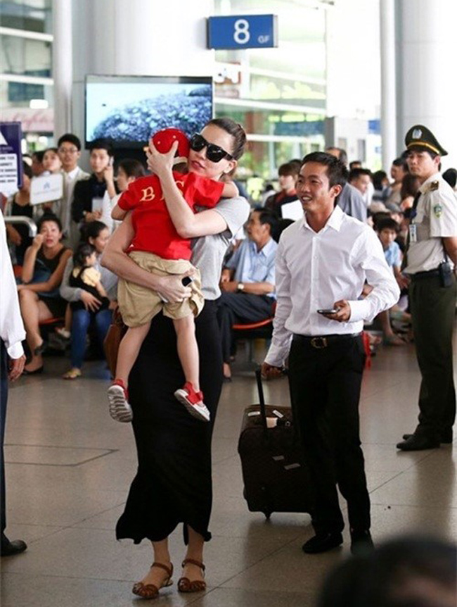 Doanh nhân phố núi đi sau, kéo vali hành lí khi xuất hiện cùng Hồ Ngọc Hà và Subeo tại sân bay.