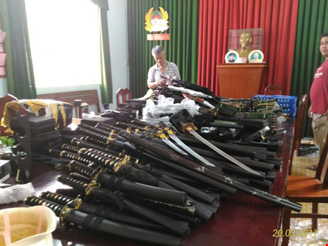 Đặc nhiệm cải trang, phá đường dây bán súng, kiếm - 4
